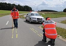 Ein Team der Audi Accident Resaerch Unit beim Einsatz an einer Unfallstelle. Foto: Auto-Reporter/Audi